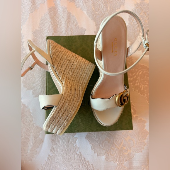Gucci New Elegant Cream Wedge Sandals - Picture 3 of 14